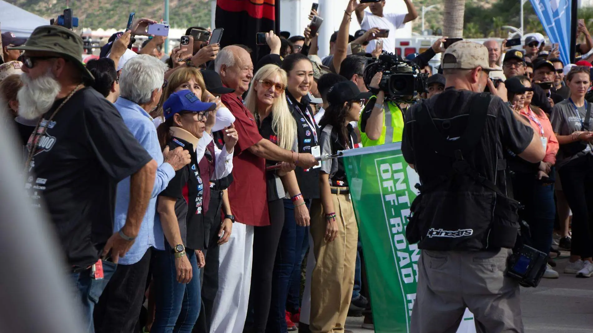 El gobernador victor castro da banderazo de salida baja 1000